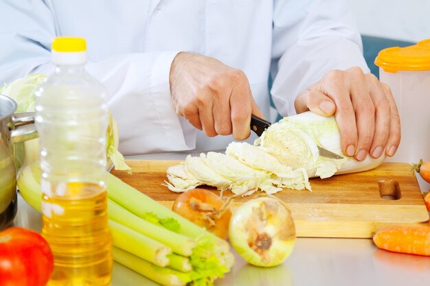 cozinheiro cozinhando salada vegetariana