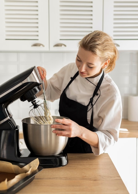 Cozinheiro de dose média preparando sobremesa