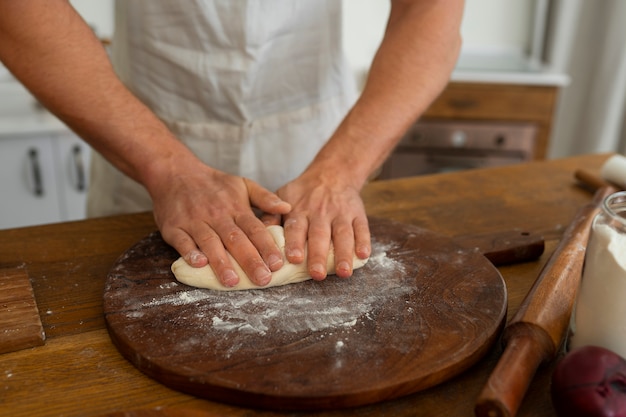 Foto grátis cozinheiro de vista frontal preparando pizza