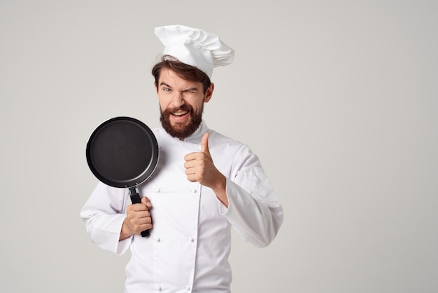 Cozinheiro masculino - restaurante - prestação de serviços - luz de fundo