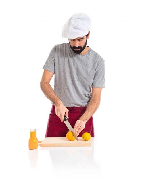 Foto grátis cozinheiro que faz suco de laranja