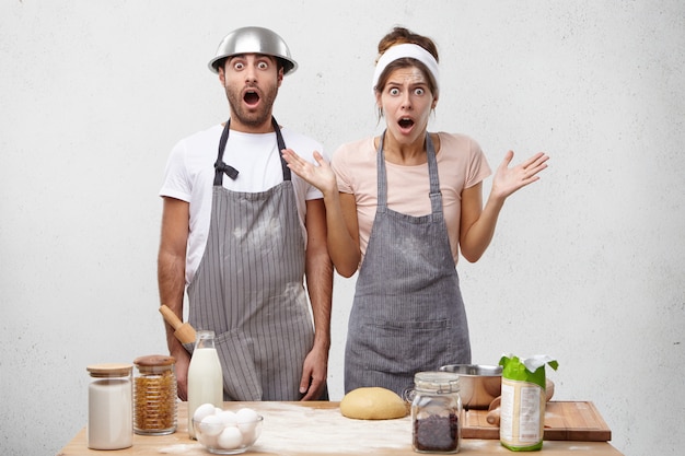 Cozinheiros e cozinheiros chocados percebem que têm prazo