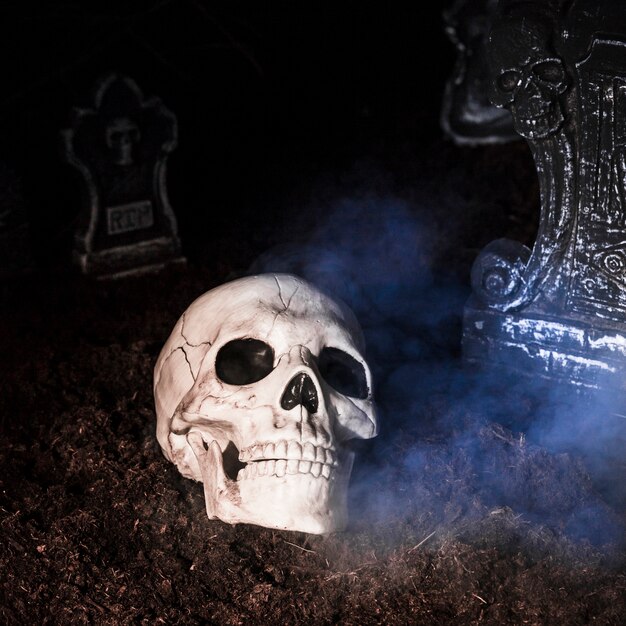 Crânio assustador no cemitério na noite de Halloween