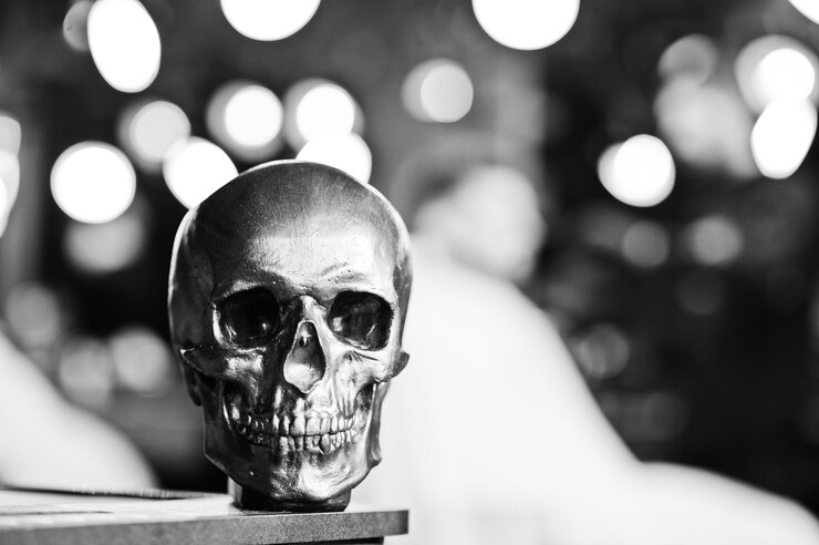Foto grátis crânio de bronze contra borrão bokeh de barbearia