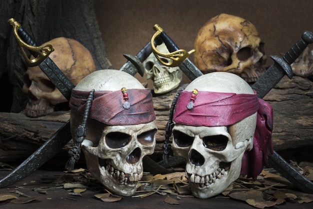 Crânio de dois piratas sobre três crânio humano na floresta