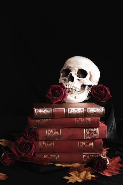 Foto grátis crânio humano com rosas em livros