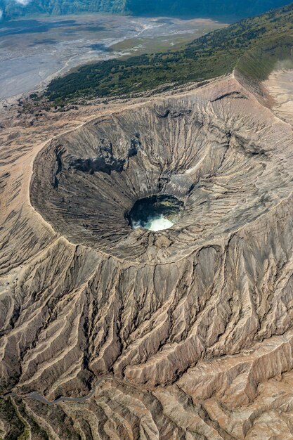 Cratera do vulcão cercada por montanhas