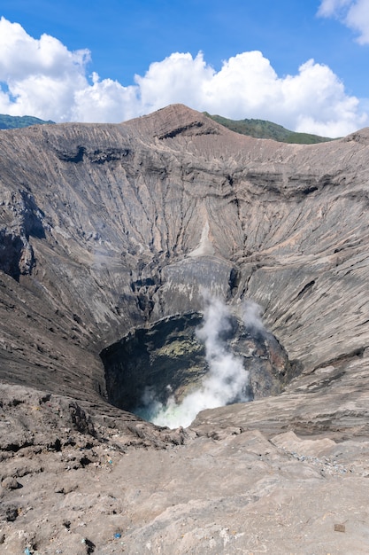 Foto grátis cratera do vulcão em um dia ensolarado