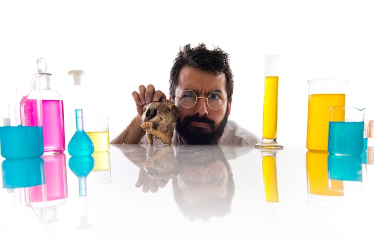 Foto grátis crazy scientist homem com crânio