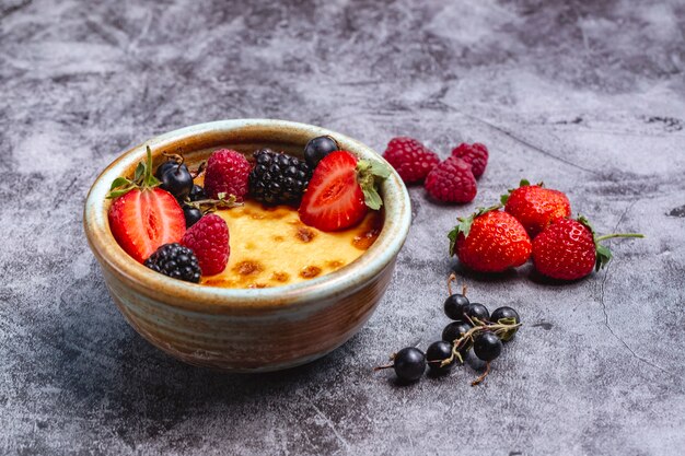 Creme brulee guarnecido com frutas