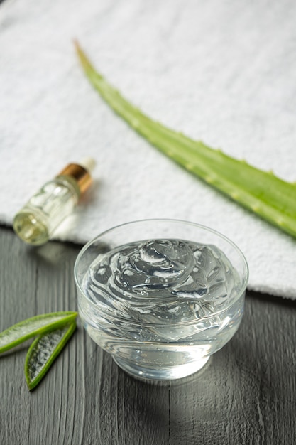 Foto grátis creme cosmético de aloe vera em superfície escura