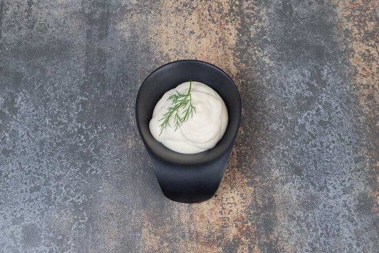 Foto grátis creme de leite com verduras no prato na superfície de mármore.