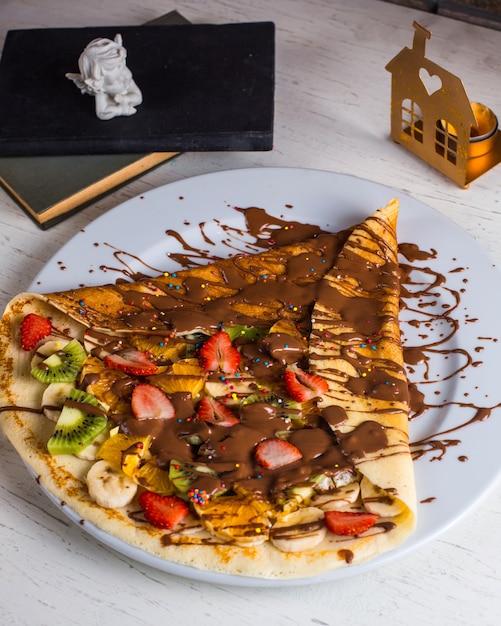 Crepe com frutas e chocolate