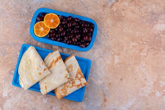 Crepes com rodelas de laranja e frutas vermelhas