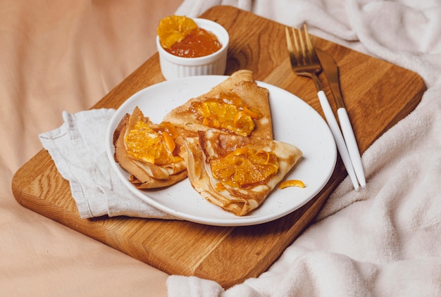 Foto grátis crepes de café da manhã com geléia em ângulo alto