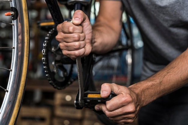 Foto grátis criação de bicicletas na oficina