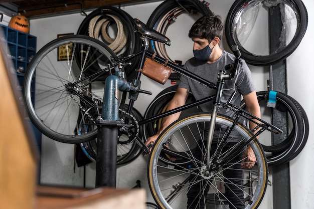 Foto grátis criação de bicicletas na oficina