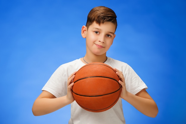 Criança adorável com bola de basquete