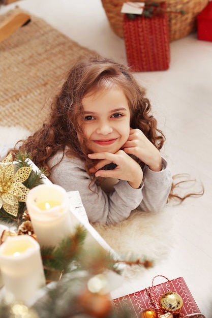 Criança adorável em casa no natal