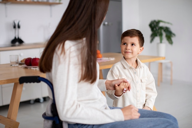 Criança ajudando sua mãe deficiente