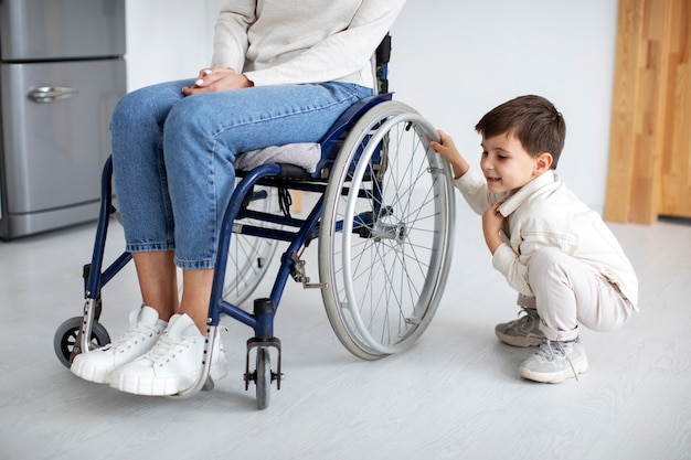 Criança ajudando sua mãe deficiente