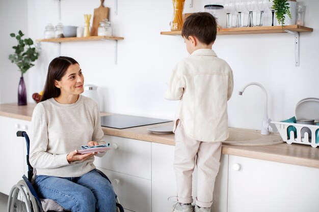 Criança ajudando sua mãe deficiente