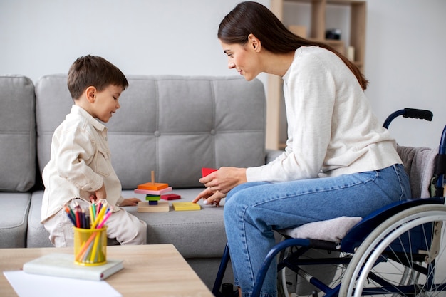 Criança ajudando sua mãe deficiente