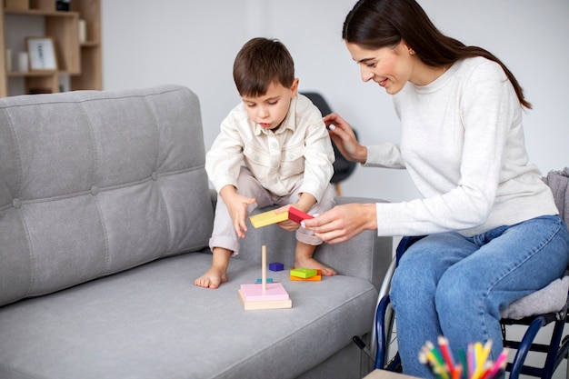 Criança ajudando sua mãe deficiente