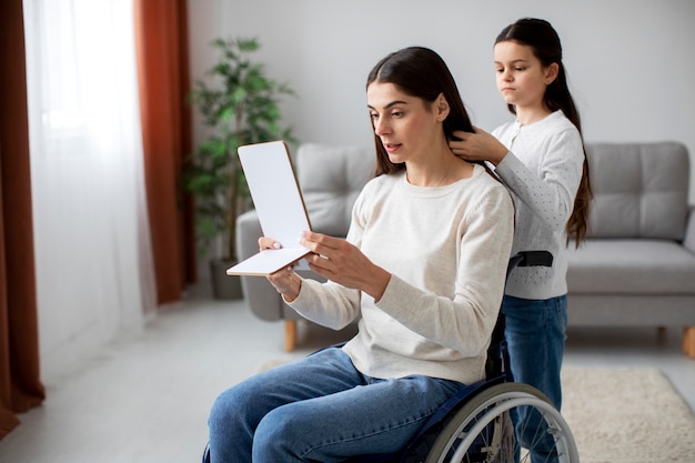 Criança ajudando sua mãe deficiente