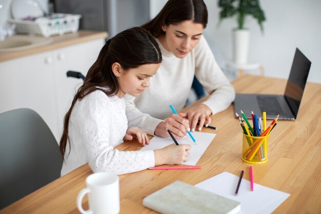 Criança ajudando sua mãe deficiente