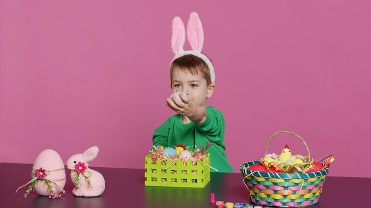 Foto grátis criança animada decorando cestas com ovos e grama para se preparar para a páscoa