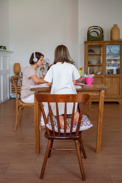 Criança aprendendo em casa tiro completo