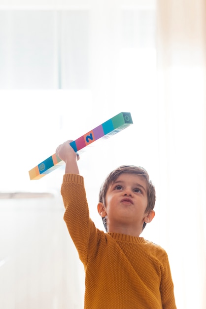 Foto grátis criança brincando com cubos