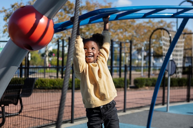 Foto grátis criança brincando de outdoorns no parque