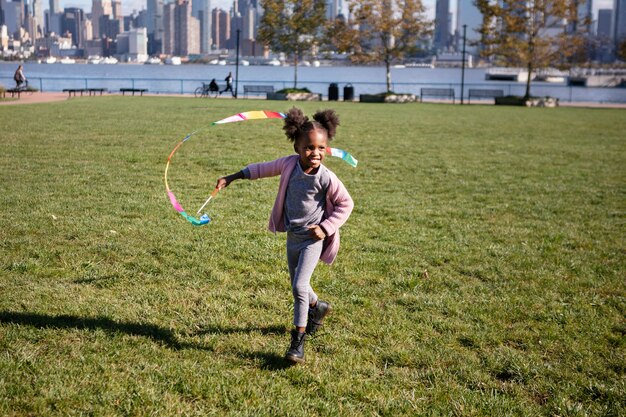 Criança brincando de outdoorns no parque