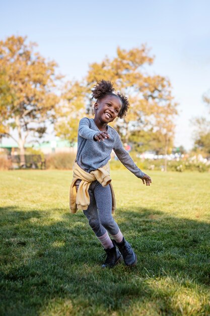 Criança brincando de outdoorns no parque