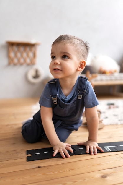 Foto grátis criança brincando em seu quarto