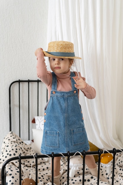 Criança brincando em seu quarto