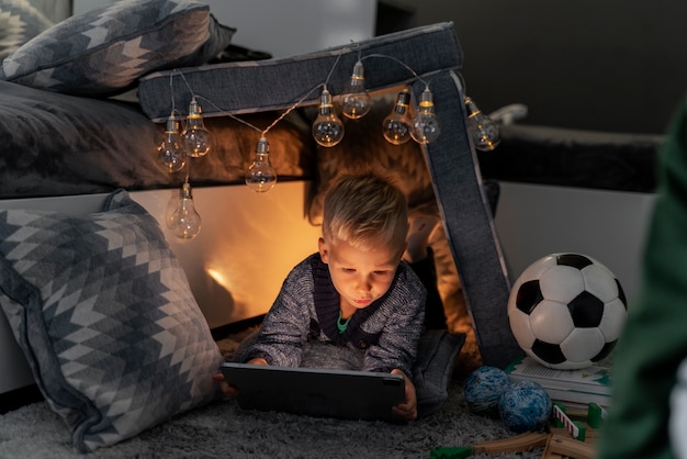 Foto grátis criança brincando no quarto dele