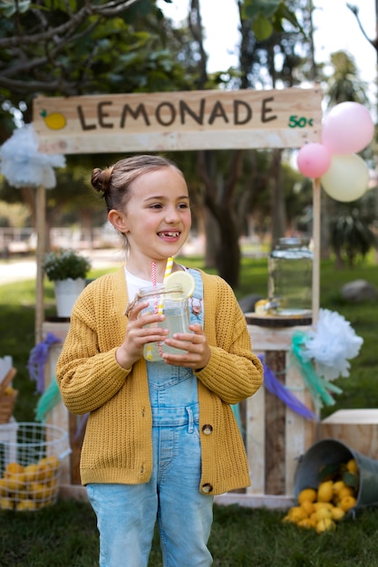 Foto grátis criança com barraca de limonada