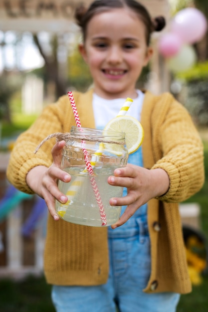 Foto grátis criança com barraca de limonada