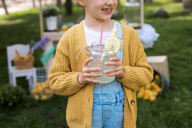 Criança com barraca de limonada