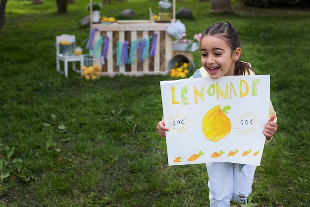 Criança com barraca de limonada