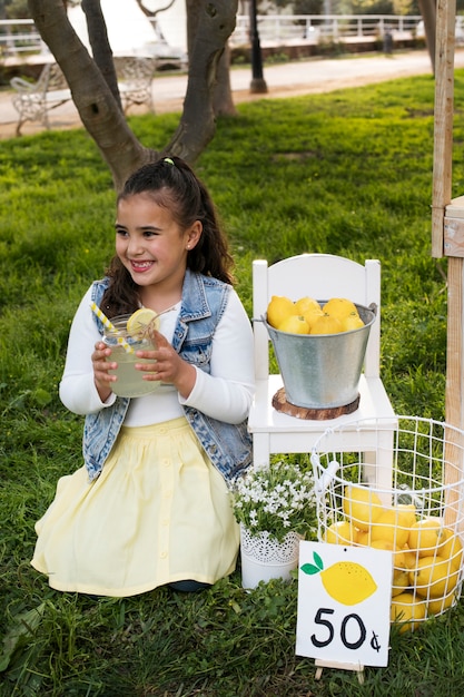 Foto grátis criança com barraca de limonada