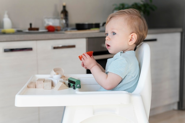 Criança com dose média comendo tomate