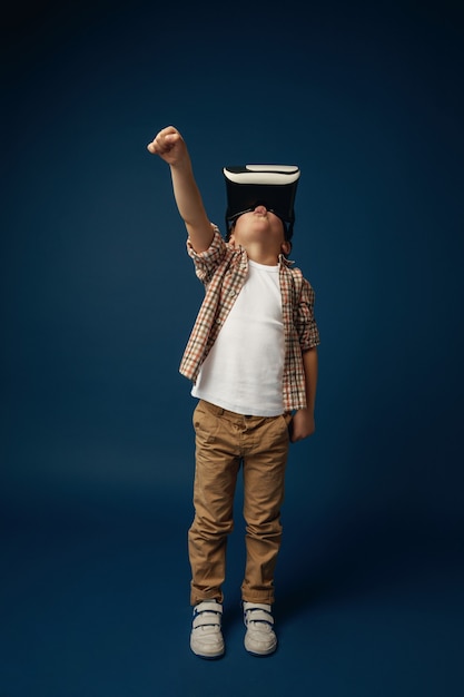 Criança com fone de ouvido de realidade virtual