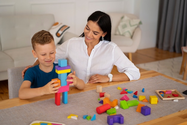 Criança com sua mãe jogando um quebra-cabeças