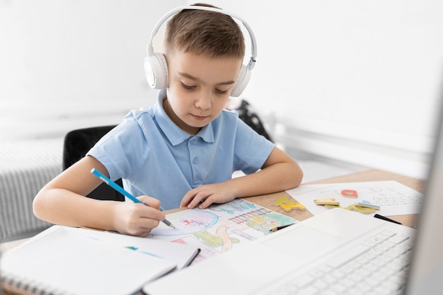 Criança com tiro médio com desenho de fones de ouvido