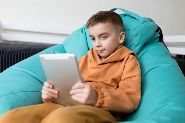 Criança com tiro médio estudando com tablet