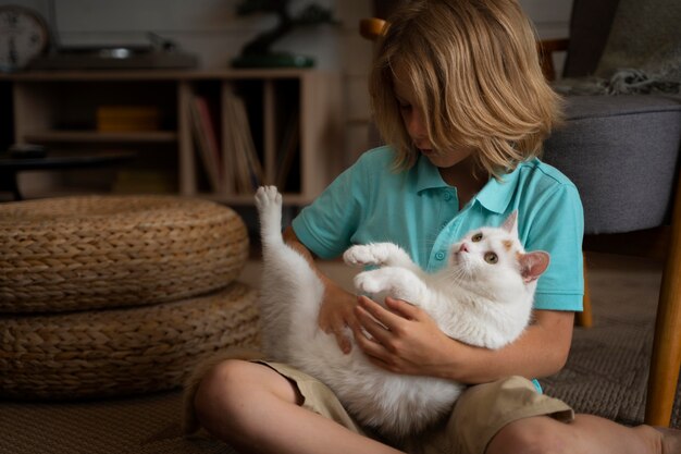 Criança com tiro médio segurando gato